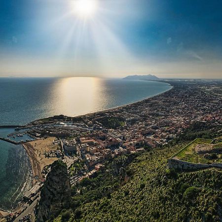 Casa Vitelli - Centro Storico A Due Passi Da Tutto Lägenhet Terracina Exteriör bild