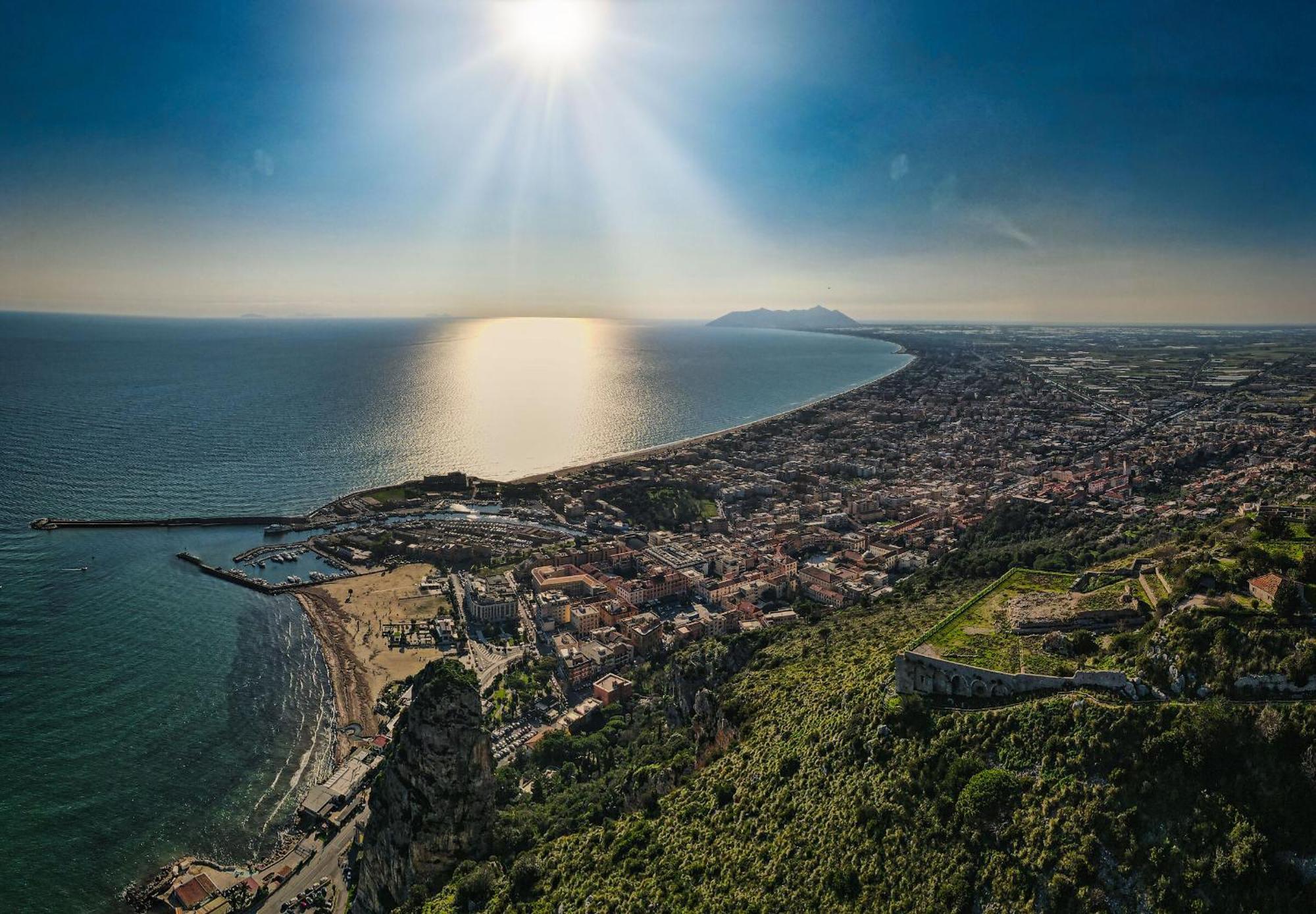 Casa Vitelli - Centro Storico A Due Passi Da Tutto Lägenhet Terracina Exteriör bild